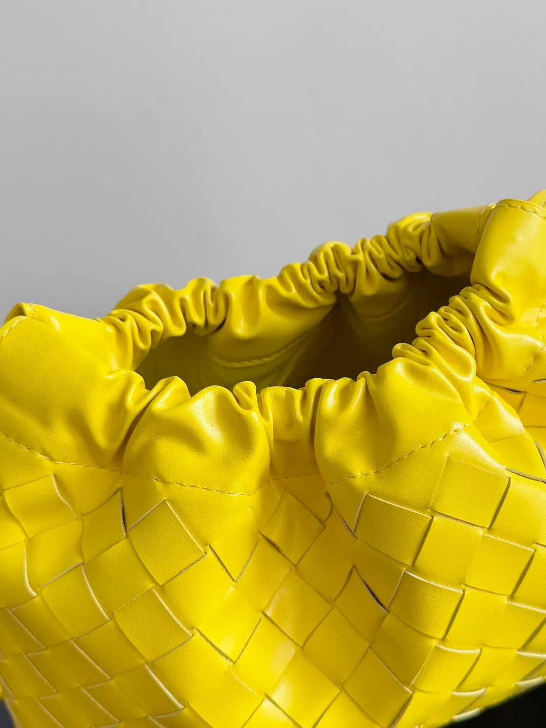 Batch 1560 Armpit bags have become a fashionable item that every girl has in their hands in recent years🛍️. The elegant and simple style has won the love of many people of different ages. However, there is an unavoidable trouble with armpit bags, that is, the capacity is too small, and BOTTEGA VENETA’s new Dustbag Considering people's travel needs, the capacity of garbage bags has been greatly upgraded. Folding umbrellas, water cups, and girls' makeup powder and lipstick can all be accommodated. It is very light and resistant to dirt. Even if you have a lot of things when traveling, it can reduce the burden to a certain extent. The shoulder straps are buckled and can be changed at will. It can be used for hand holding or as the liner of a large bag. After the drawstring is drawn, it looks like a cloud bag. It is very suitable for concave styling when traveling in summer🙋🏻‍♀️ Style number: 796728 Size: 32*23*1cm